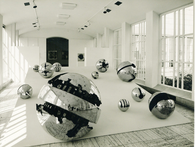Eine Gruppe von Rotanti, ausgestellt in der Einzelausstellung im Museum Boymans-van Beuningen in Rotterdam, 1969. Foto: Dick Walters, Courtesy Fondazione Arnaldo Pomodoro