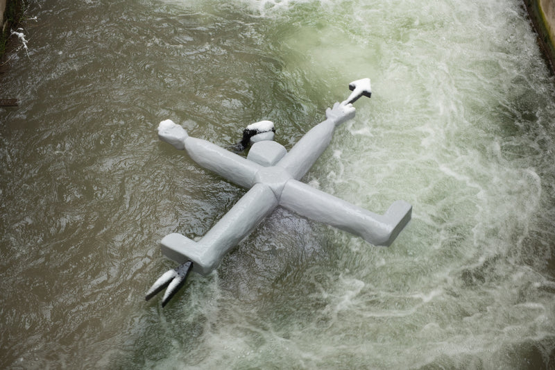 Dorian Sari, Compasse, 2021, Metall, Polyethylen, Glasfaser, Lack, menschliches Haar, 260 x 280 cm, Foto: Jonas Hänggi, Kunstmusem Basel, courtesy the artist
